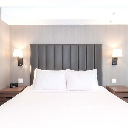 Sandman Signature Saskatoon South Hotel Bagian luar foto