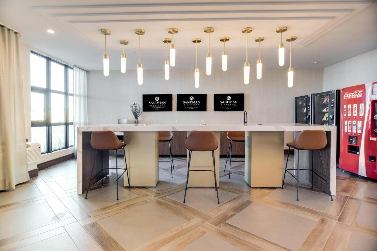Sandman Signature Saskatoon South Hotel Bagian luar foto