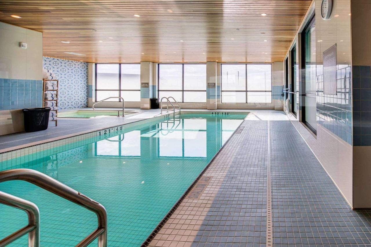 Sandman Signature Saskatoon South Hotel Bagian luar foto