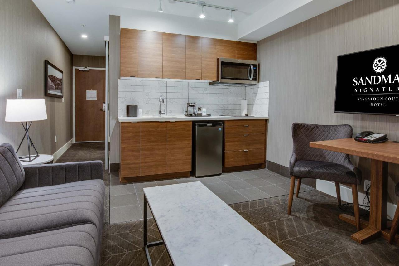 Sandman Signature Saskatoon South Hotel Bagian luar foto