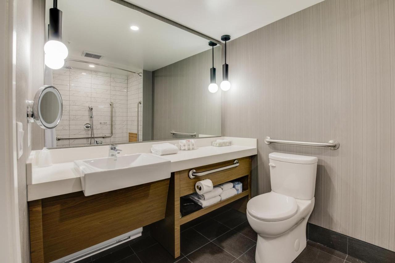 Sandman Signature Saskatoon South Hotel Bagian luar foto