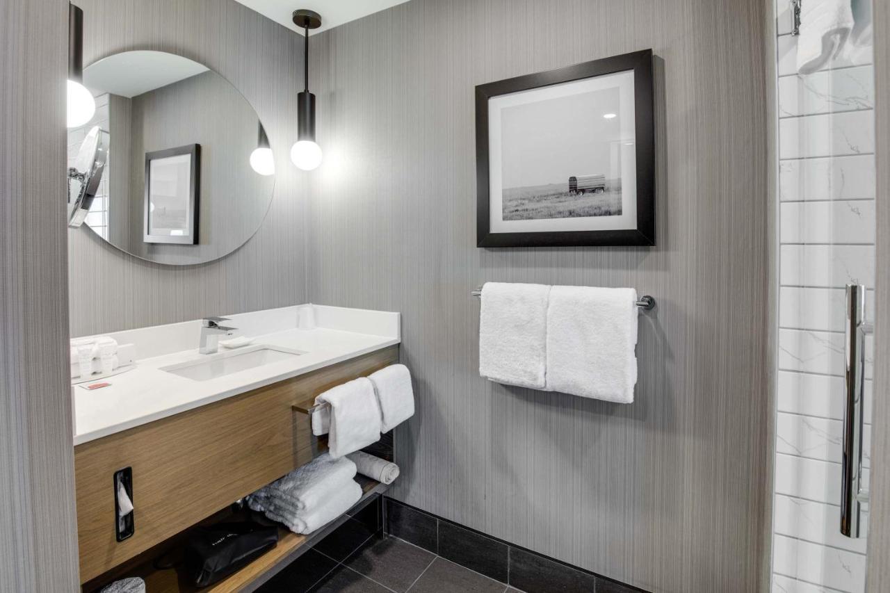 Sandman Signature Saskatoon South Hotel Bagian luar foto