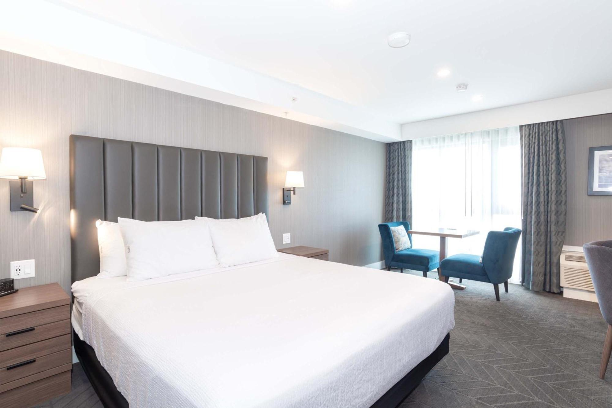 Sandman Signature Saskatoon South Hotel Bagian luar foto