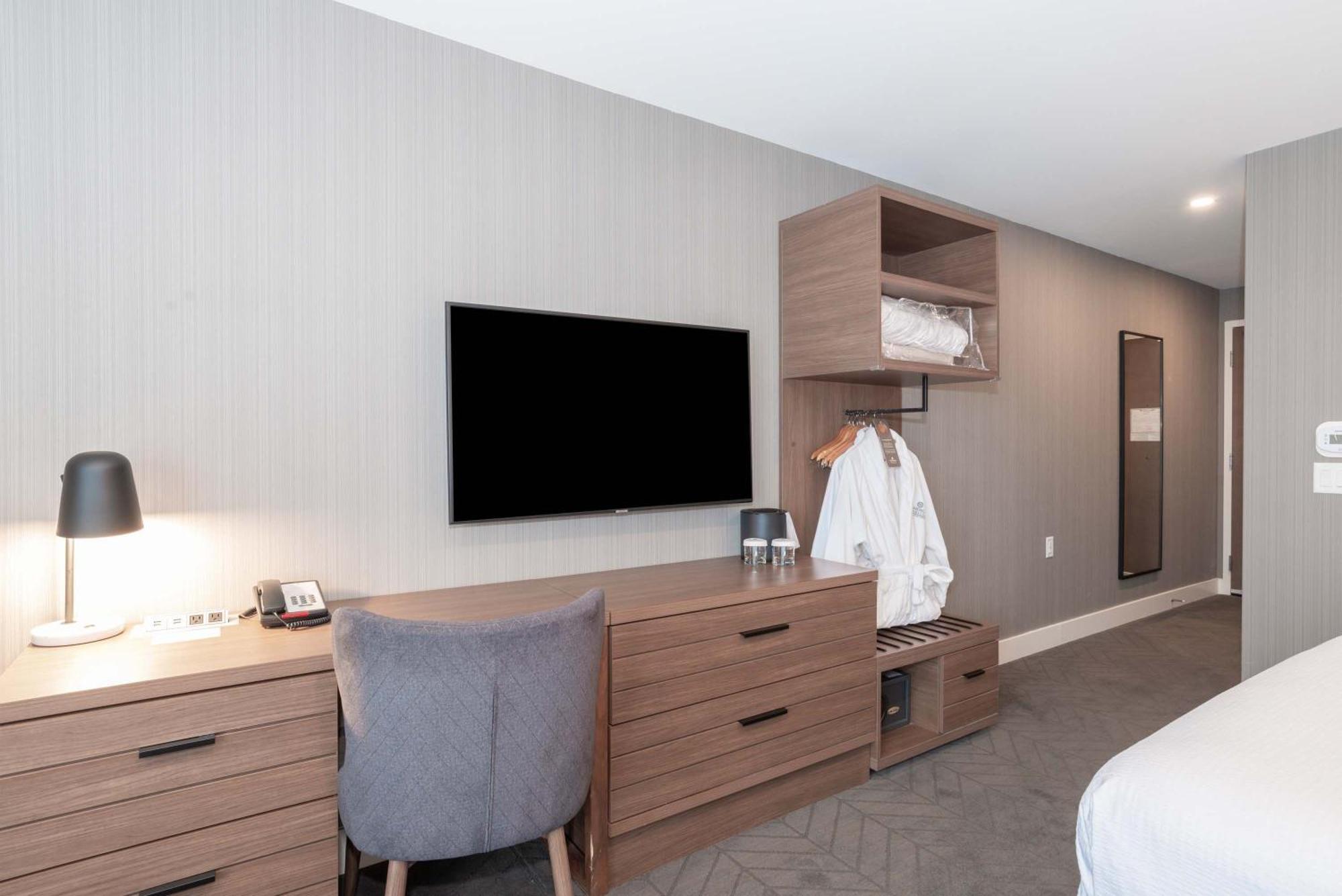 Sandman Signature Saskatoon South Hotel Bagian luar foto