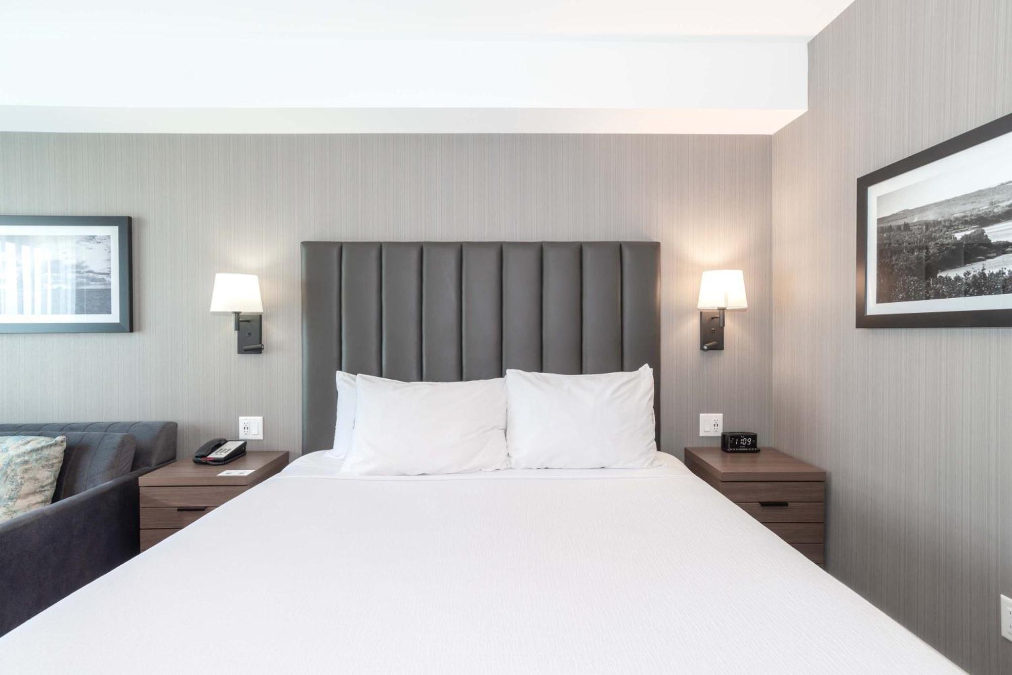 Sandman Signature Saskatoon South Hotel Bagian luar foto
