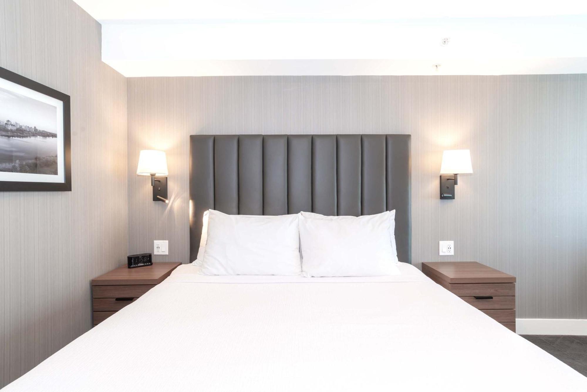 Sandman Signature Saskatoon South Hotel Bagian luar foto